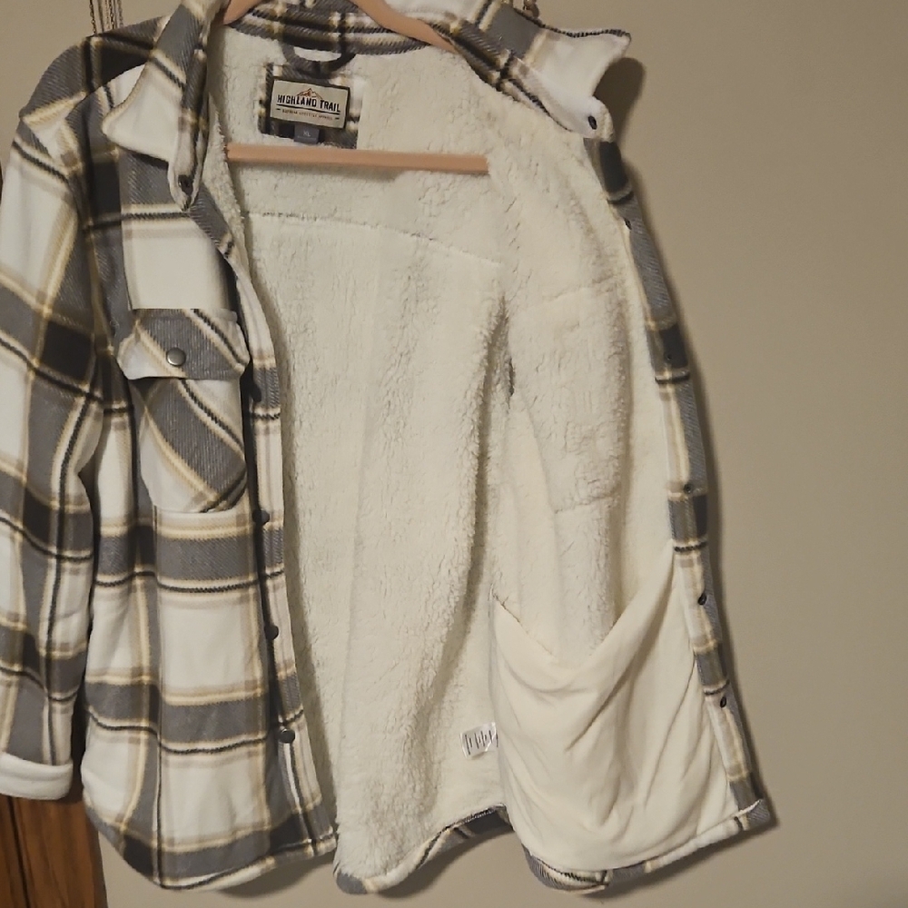 Women’s Sherpa-Lined Plaid Shacket - White & Gray - Picture 3 of 4